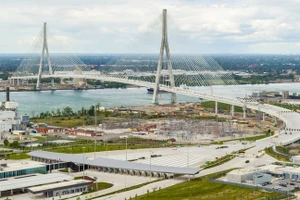 Cầu quốc tế Gordie Howe - nối liền Windsor (Ontario, Canada) và Detroit (Michigan, Mỹ).