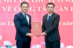 Ông Nguyễn Đình Việt, Chủ tịch UBND tỉnh Sơn La (bên trái) chuyển trao quyết định của Thủ tướng cho ông Nguyễn Minh Tiến.