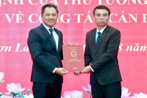 Ông Nguyễn Đình Việt, Chủ tịch UBND tỉnh Sơn La (bên trái) chuyển trao quyết định của Thủ tướng cho ông Nguyễn Minh Tiến.