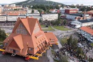 hàng ngàn du khách đã đổ về Kiruna.