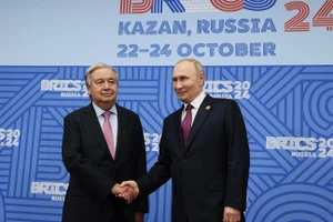 Tổng thư ký LHQ Antonio Guterres (trái) và Tổng thống Nga Vladimir Putin