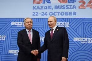 Tổng thư ký LHQ Antonio Guterres (trái) và Tổng thống Nga Vladimir Putin