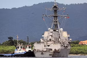 Tàu khu trục mang tên lửa dẫn đường USS Gravely của Mỹ cập cảng Port of Spain - thủ đô của Trinidad và Tobago, ngày 26/10/2025.