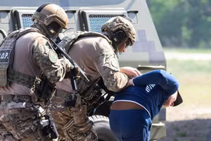 Lực lượng chức năng bắt giữ một trong những người trốn nghĩa vụ quân sự.