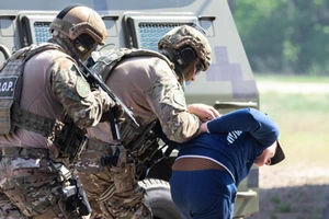 Lực lượng chức năng bắt giữ một trong những người trốn nghĩa vụ quân sự.