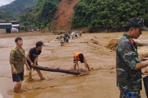 Nước lũ dâng cao gây thiệt hại cho người dân xã Chiềng Nơi, huyện Mai Sơn.