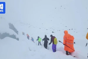 Những người leo núi thoát khỏi đỉnh Everest sau khi bị bão tuyết tấn công, ngày 5/10/2025.