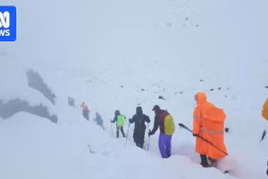 Những người leo núi thoát khỏi đỉnh Everest sau khi bị bão tuyết tấn công, ngày 5/10/2025.