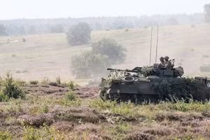 Xe chiến đấu bộ binh Warrior của Anh.