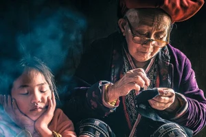 Bức ảnh chân dung đầy cảm xúc về người phụ nữ Việt Nam ngồi thêu bên chắt gái giành chiến thắng trong Cuộc thi Nhiếp ảnh của tạp chí du lịch National Geographic Traveller (Anh) năm 2025.