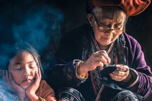 Bức ảnh chân dung đầy cảm xúc về người phụ nữ Việt Nam ngồi thêu bên chắt gái giành chiến thắng trong Cuộc thi Nhiếp ảnh của tạp chí du lịch National Geographic Traveller (Anh) năm 2025.