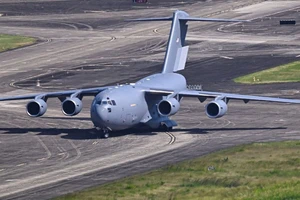 Máy bay C-17 Globemaster III của Mỹ vận chuyển quân đội và trang thiết bị quân sự đáp xuống căn cứ không quân RAF Fairford, ngày 4/1/2026. 