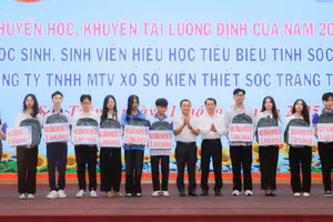 391 suất học bổng Lương Định Của được trao đợt này, với tổng giá trị hơn 1,2 tỷ đồng được trao trong đợt này. (Ảnh: T.Q)