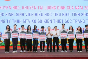 391 suất học bổng Lương Định Của được trao đợt này, với tổng giá trị hơn 1,2 tỷ đồng được trao trong đợt này. (Ảnh: T.Q)