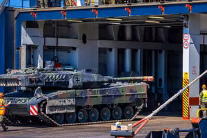 Xe tăng A7V Leopard 2 của Đức được chất lên phà gần Rostock.