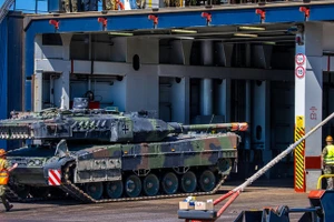 Xe tăng A7V Leopard 2 của Đức được chất lên phà gần Rostock.
