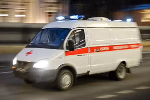 Xe cứu thương được điều đến hiện trường vụ nổ tại kho đạn dược ở Vùng Vladimir, miền Trung nước Nga, ngày 23/4/2025.