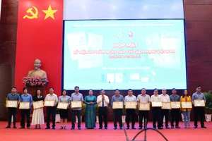 Lãnh đạo tỉnh Hậu Giang trao giấy khen cho các tập thể, cá nhân có thành tích trong công tác tuyên truyền của tỉnh. Ảnh: Trung Phạm.