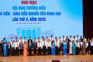 Các đại biểu chụp ảnh lưu niệm tại hội nghị. (Ảnh: Q.A)