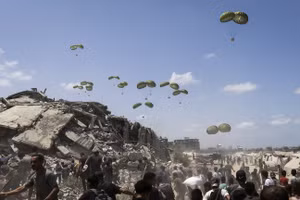 Máy bay thả các gói hàng cứu trợ xuống phía tây thành phố Gaza, ngày 8/8/2025.