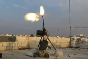 Lực lượng chính phủ Syria nổ súng khi máy bay Nga đang hạ cánh tại căn cứ không quân Khmeimim vào đêm 27/4/2025.