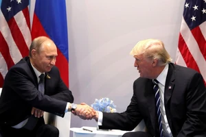 Tổng thống Nga Vladimir Putin (trái) và Tổng thống Mỹ Donald Trump.