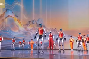 Nhân viên Unitree Robotics giao lưu với các võ sĩ tại Gala Tết Nguyên đán 2026 của Đài truyền hình Trung Quốc CCTV.