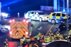 Lực lượng chức năng được điều động đến hiện trường vụ đâm dao trên tàu hỏa ở Huntington, Cambridgeshire, ngày 1/11/2025.