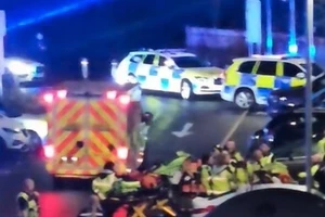 Lực lượng chức năng được điều động đến hiện trường vụ đâm dao trên tàu hỏa ở Huntington, Cambridgeshire, ngày 1/11/2025.