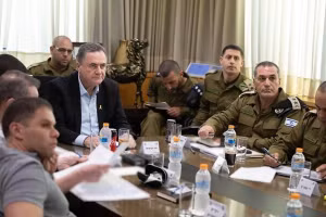 Bộ trưởng Quốc phòng Israel, Israel Katz (giữa) cùng các quan chức quân sự tại buổi họp ở Tel Aviv, ngày 7/9/2025.