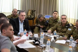Bộ trưởng Quốc phòng Israel, Israel Katz (giữa) cùng các quan chức quân sự tại buổi họp ở Tel Aviv, ngày 7/9/2025.