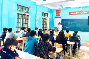 Một buổi học của cô trò Trường TH&THCS Ba Khan, xã Sơn Thủy, huyện Mai Châu.