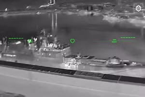 Khoảnh khắc UAV Ukraine tấn công tàu khu trục Admiral Makarov của Nga ở Biển Đen, ngày 6/4/2026.