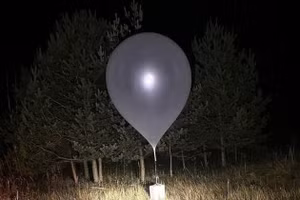 Hàng chục khinh khí cầu từ Belarus bay vào không phận Litva, ngày 21/10/2025.