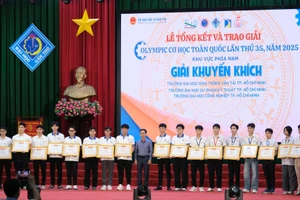 Ban tổ chức trao giải cho các thí sinh đạt giải trong cuộc thi lần này. (Ảnh: M.H)