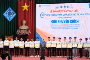 Ban tổ chức trao giải cho các thí sinh đạt giải trong cuộc thi lần này. (Ảnh: M.H)