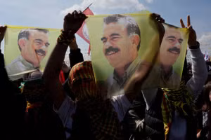 Những người biểu tình giơ cao bức ảnh thủ lĩnh PKK bị cầm tù Abdullah Ocalan trong một cuộc biểu tình ở Diyarbakir, Thổ Nhĩ Kỳ, vào đầu năm 2025.