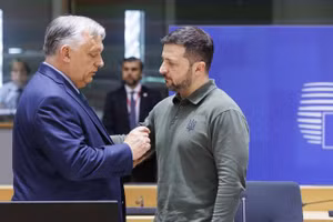 Thủ tướng Hungary Viktor Orban (trái) và Tổng thống Ukraine Vladimir Zelensky