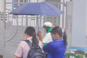 Dù mưa lớn, nhưng tại các điểm thi trên địa bàn tỉnh Đồng Tháp không có trường hợp trễ thi. Ảnh: Minh Hoàng.