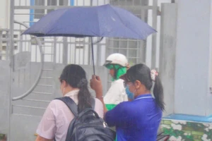 Dù mưa lớn, nhưng tại các điểm thi trên địa bàn tỉnh Đồng Tháp không có trường hợp trễ thi. Ảnh: Minh Hoàng.