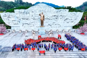 Các đoàn viên thanh niên xếp hình bản đồ Việt Nam tại Quảng trường Tây Bắc.