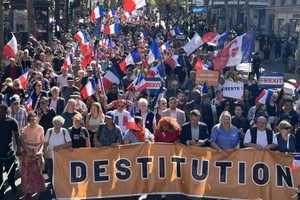 Hàng ngàn người tuần hành qua Paris yêu cầu Tổng thống Emmanuel Macron từ chức và kêu gọi Pháp rời khỏi EU, ngày 6/9/2025.