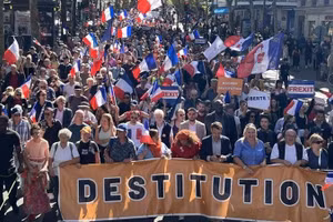 Hàng ngàn người tuần hành qua Paris yêu cầu Tổng thống Emmanuel Macron từ chức và kêu gọi Pháp rời khỏi EU, ngày 6/9/2025.