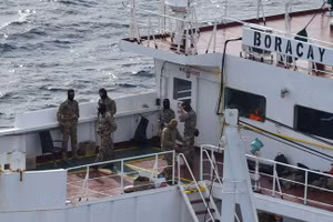 Những người lính Pháp trên tàu chở dầu Boracay ngoài khơi Saint-Nazaire, bờ biển Đại Tây Dương của Pháp.