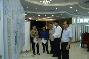 Các đại biểu cùng người dân tỉnh Điện Biên xem xét bản đồ Quy hoạch khu di tích lịch sử.