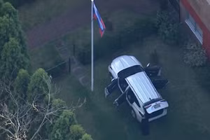 Hiện trường vụ ô tô đâm vào lãnh sự quán Nga ở Úc, ngày 1/9/2025.