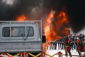 Hiện trường vụ cháy nổ gần dinh thự của Thủ tướng Pháp Sebastien Lecornu, ngày 7/10/2025.