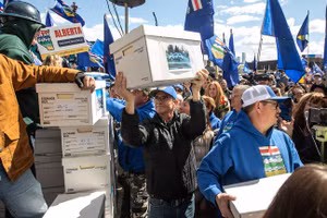 Các nhà hoạt động nhóm Stay Free Alberta mang theo những thùng chữ ký để nộp cho Ủy ban Bầu cử Alberta tại Edmonton, ngày 4/5/2026.