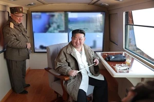 Nhà lãnh đạo Triều Tiên Kim Jong-un đang mỉm cười mãn nguyện sau cuộc thử tên lửa thành công.