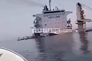 Con tàu bị tấn công chìm ở eo biển Hormuz.